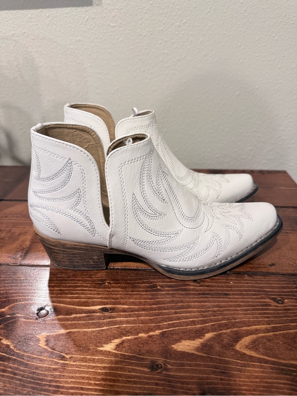 Roper White Western Embroidered Ankle Booties - Picture 4 of 6